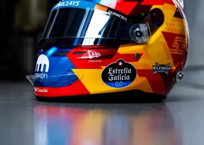 Vue oblique du casque 2026 de Carlos Sainz pilote Williams de Formule 1