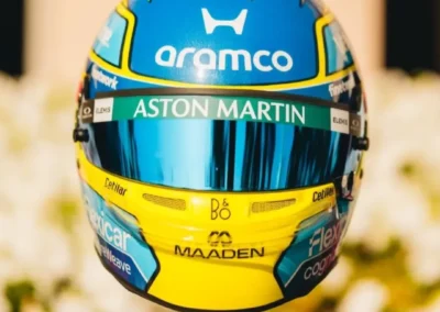 Vue de face du casque 2026 de Fernando Alonso pilote Aston Martin de Formule 1