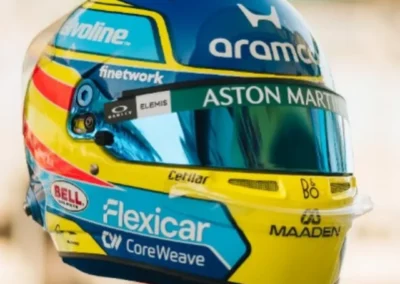 Vue oblique du casque 2026 de Fernando Alonso pilote Aston Martin de Formule 1