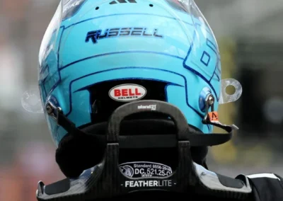 Vue arrière du casque 2026 de George Russell pilote Mercedes de Formule 1