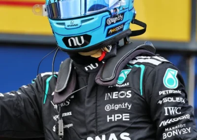 Vue de face du casque 2026 de George Russell pilote Mercedes de Formule 1