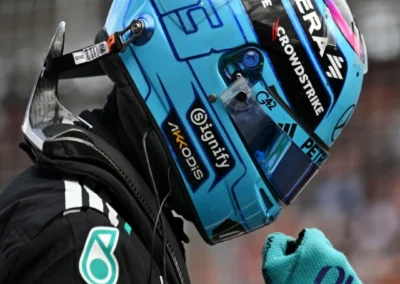 Vue de profil du casque 2026 de George Russell pilote Mercedes de Formule 1