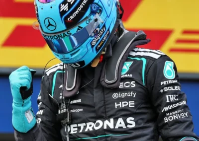 Vue oblique du casque 2026 de George Russell pilote Mercedes de Formule 1