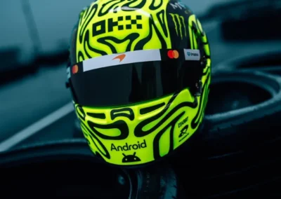 Vue de face du casque 2026 de Lando Norris champion du monde 2025 de Formule 1