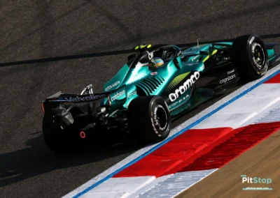 Vue de trois-quarts arrière de l'Aston Martin AMR26 de Fernando Alonso à Bahreïn, mettant en avant le moteur Honda et les sponsors.