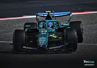 La nouvelle Aston Martin AMR26 de Fernando Alonso vue de face lors des essais de Bahreïn, livrée vert émeraude et moteur Honda.