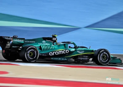 Vue de profil arrière de l'Aston Martin AMR26 de Fernando Alonso à Bahreïn, livrée vert satiné et logos Honda.