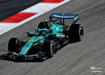 Vue plongeante de l'Aston Martin AMR26 de Fernando Alonso en piste à Bahreïn, montrant les détails aérodynamiques du capot moteur Honda.