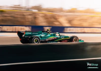 Fernando Alonso en plein accélération avec l'Aston Martin AMR26 à Bahreïn, effet de vitesse sur la livrée verte.