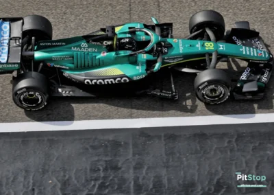 Vue plongeante de l'Aston Martin AMR26 n°18 de Lance Stroll dans la voie des stands à Bahreïn, livrée British Racing Green.