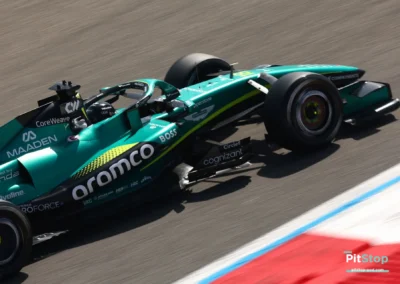 Gros plan sur le cockpit de l'Aston Martin AMR26 de Lance Stroll en piste à Bahreïn, détails de la livrée verte et du halo.