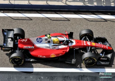 Vue de dessus de la Ferrari SF-26 pilotée par Lewis Hamilton (n°44) dans la pitlane lors des tests de Bahreïn 2026.