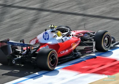 Vue de trois-quarts arrière de la Ferrari SF-26 de Lewis Hamilton (n°44) en piste lors des essais de pré-saison à Bahreïn 2026.