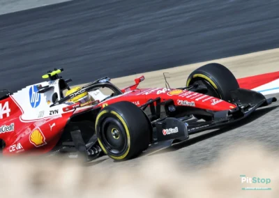 Zoom sur le train avant et le cockpit de la Ferrari SF-26 de Lewis Hamilton (n°44) lors des essais de pré-saison 2026 à Bahreïn.