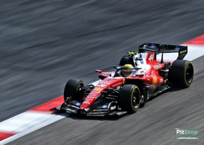 Lewis Hamilton (n°44) au volant de la Ferrari SF-26 à haute vitesse sur la ligne droite du circuit de Bahreïn lors des essais 2026.