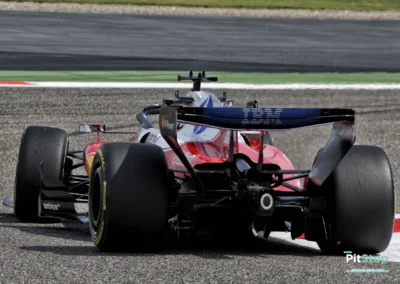 Vue arrière de la Ferrari SF-26 de Charles Leclerc (n°16) en piste lors des tests officiels à Bahreïn en 2026.