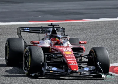 Vue de face de la Ferrari SF-26 de Charles Leclerc (n°16) en piste lors des essais de pré-saison à Bahreïn en 2026.