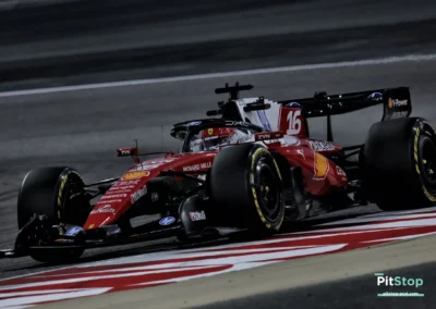 Charles Leclerc (n°16) au volant de la Ferrari SF-26 lors des essais nocturnes sur le circuit de Sakhir à Bahreïn en 2026.