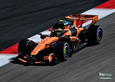 Vue de face trois-quarts de la McLaren MCL40 de Lando Norris au freinage, entrant dans un virage sur le circuit de Bahreïn lors des essais 2026.