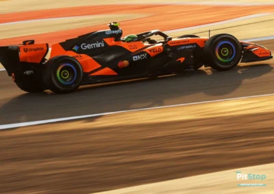 Profil de la McLaren MCL40 de Lando Norris en piste lors des essais de pré-saison à Bahreïn sous le soleil couchant.