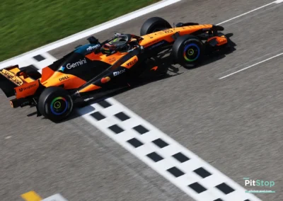 Vue plongeante de la McLaren MCL40 d'Oscar Piastri franchissant la ligne de départ/arrivée sur le circuit de Bahreïn lors des tests 2026.