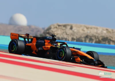 Vue légèrement de profil de la McLaren MCL40 d'Oscar Piastri (n°81) négociant un virage rapide sur le circuit de Sakhir lors des tests F1 2026.