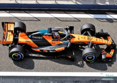 Vue de dessus (plongée) de la McLaren MCL40 d'Oscar Piastri (n°81) circulant dans la voie des stands lors des essais de Bahreïn 2026.