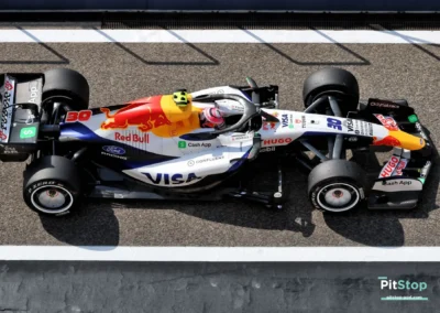 Vue plongeante de la Racing Bulls de Liam Lawson dans la pitlane à Bahreïn, montrant les détails de la livrée Visa Cash App.