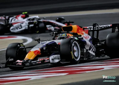 La Racing Bulls VCARB RB03 d'Arvid Lindblad en action de nuit lors des tests de Bahreïn, suivie de près par une Haas.