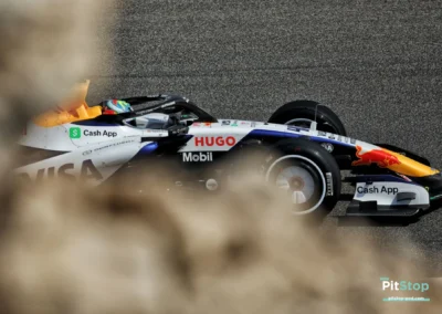 Vue de profil de la monoplace Racing Bulls VCARB 03 pilotée par Arvid Lindblad à Bahreïn.