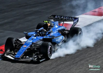 Gros blocage de roue avant pour la Williams FW48 de Carlos Sainz à Bahreïn, fumée intense au freinage sur le vibreur.