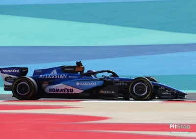 Profil complet de la Williams FW48 d'Alex Albon en piste à Bahreïn sur fond de vibreurs rouges et blancs.