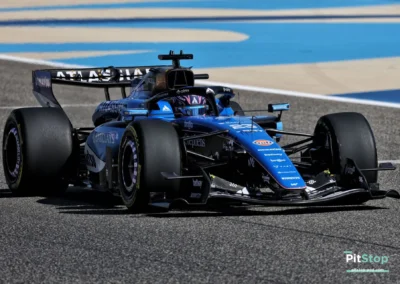 Vue de face de la Williams FW48 d'Alex Albon en piste à Bahreïn, mettant en avant l'aileron avant et la nouvelle livrée bleue.