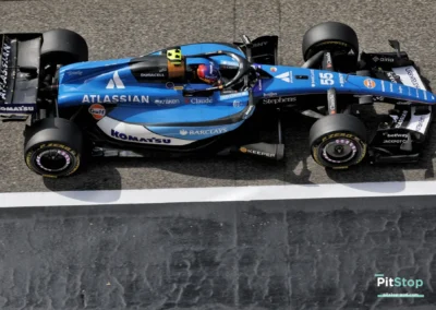 Vue de dessus de la Williams FW48 de Carlos Sainz dans la pitlane à Bahreïn, montrant la livrée bleue et les pontons carbone.