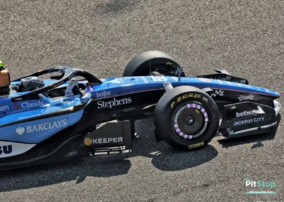 Gros plan latéral de la Williams FW48 de Carlos Sainz lors des essais de Bahreïn, montrant les détails du cockpit et des pontons.