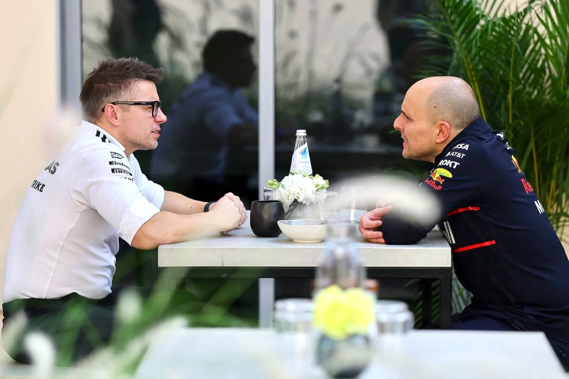 Réunion entre Peter 'Bono' Bonington et Gianpiero 'GP' Lambiase, deux des ingénieurs de course les plus connus du paddock de la Formule 1