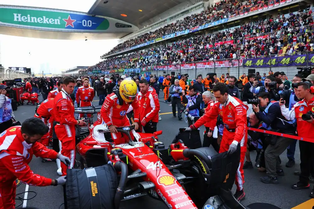 Lewis Hamilton se prépare à prendre le départ du Grand Prix de Chine avec sa Ferrari SF-26