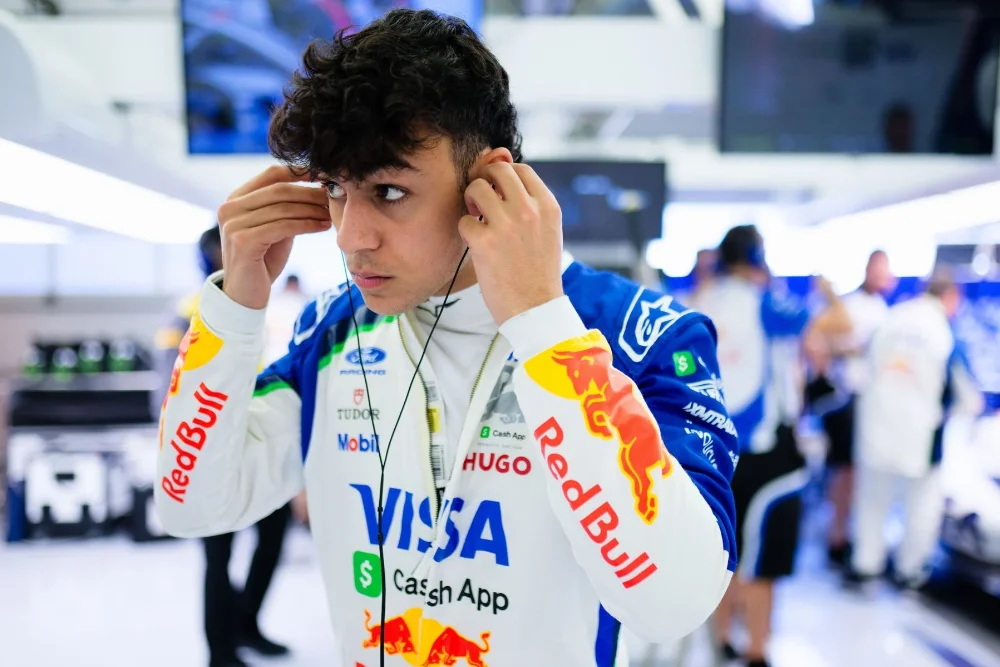 Portrait de Arvid Lindblad pilote F1 pour l'écurie Racing Bulls