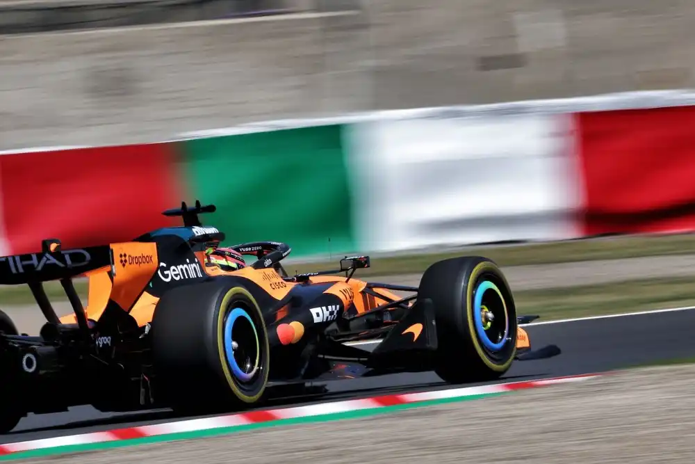 Oscar Piastri (McLaren) signe le meilleur temps des EL2 du Grand Prix du Japon 2026