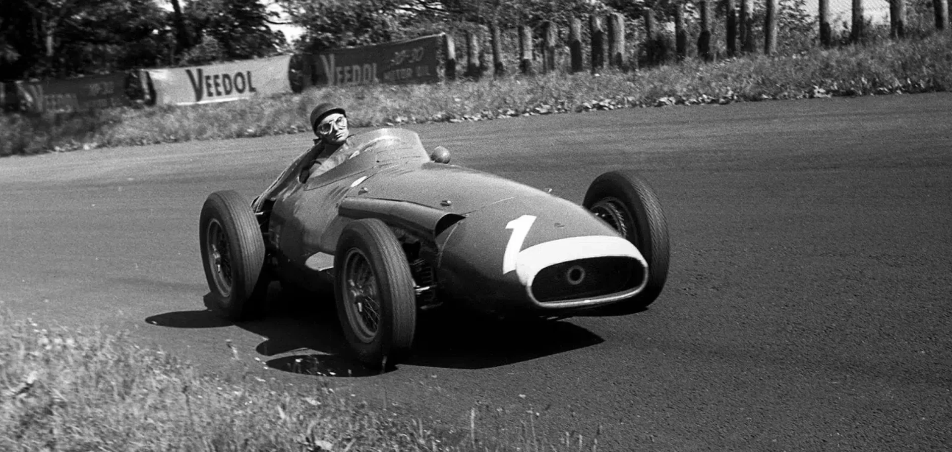 Juan-Manuel Fangio en route vers sa dernière victoire en F1 au Nurburgring 1957