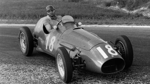 Juan-Manuel Fangio au volant de sa Ferrari