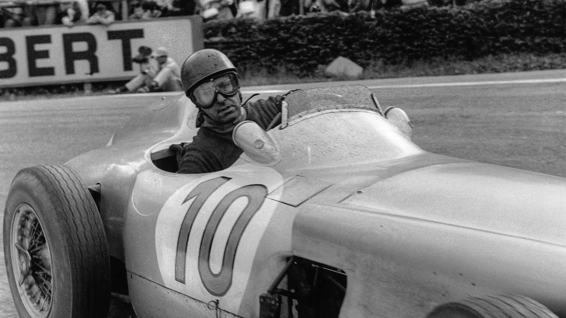 Juan-Manuel Fangio au volant de la Mercedes W196 en 1954