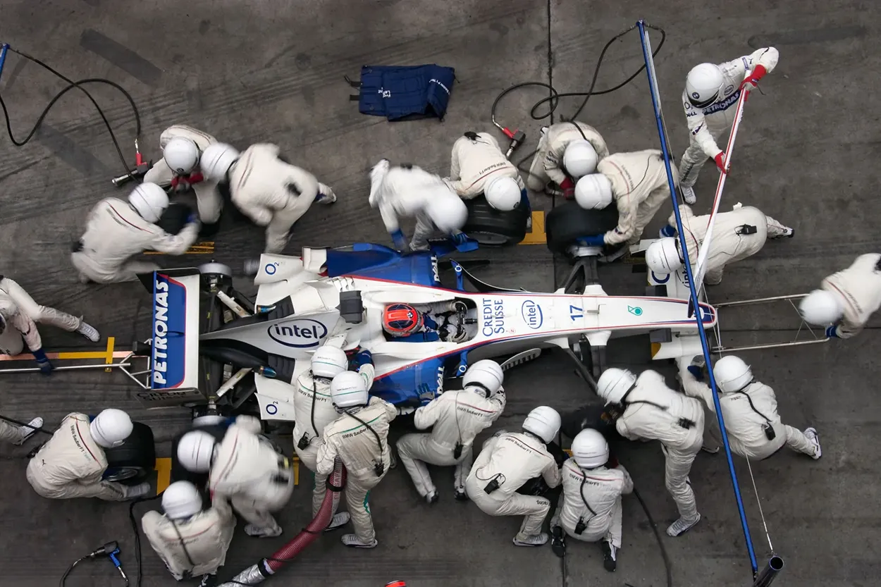 F1 saison 2006 : Grand Prix de Chine : arrêt aux stand de Kubica (BMW-Sauber)