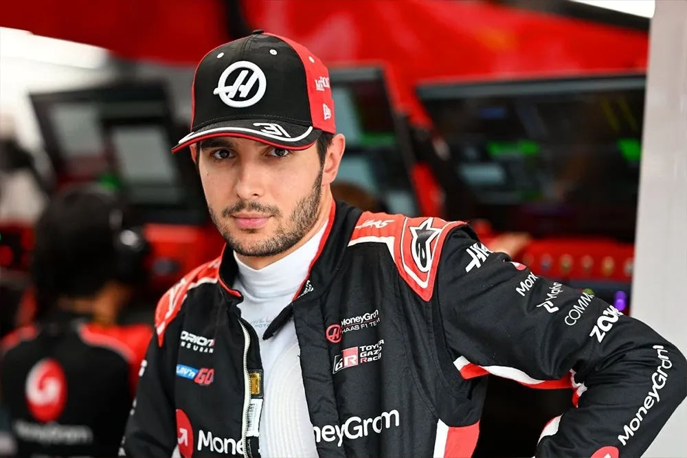 Esteban Ocon - Pilote F1 Portrait de Esteban Ocon, pilote de Formule 1 chez Haas saison 2026.