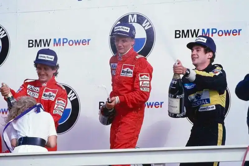 f1-1985-grand-prix-pays-bas-podium-lauda-prost-senna Lauda, Prost, Senna, passage de flambeau sur le podium du Grand Prix des Pays-Bas 1985