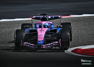 Pierre Gasly Alpine A526 face virage circuit Sakhir essais F1 2026