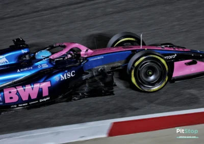 Alpine A526 Pierre Gasly essais Bahreïn 2026 vue de profil nuit