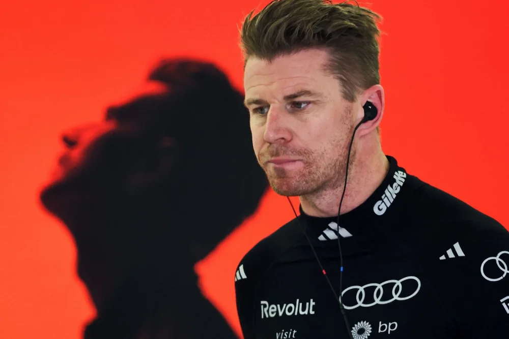 Portrait de Nico Hülkenberg portant sa combinaison officielle Audi F1 Team 2026 avec les logos Revolut et Gillette.