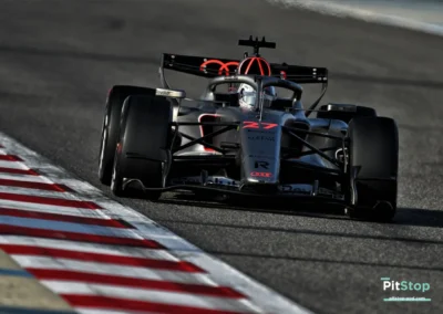 Vue de face de l'Audi R26 de Nico Hülkenberg (n°27) en piste lors des essais 2026 à Bahreïn, montrant la livrée gris titane et rouge.