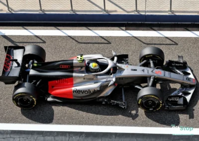 Vue aérienne de l'Audi R26 de Gabriel Bortoleto (n°5) dans la voie des stands lors des essais de Bahreïn 2026.